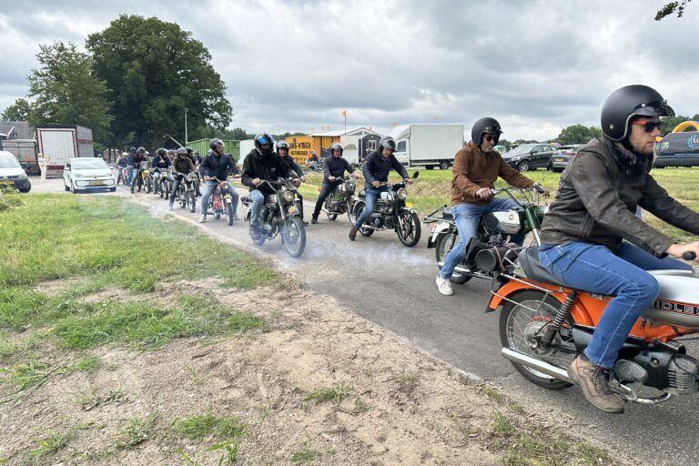 Brommers en Solexen trekken eropuit tijdens Zomerfeest Rossum